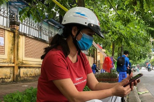 Phụ huynh nghỉ làm, đưa con đi thi 3-4 trường chuyên/tuần