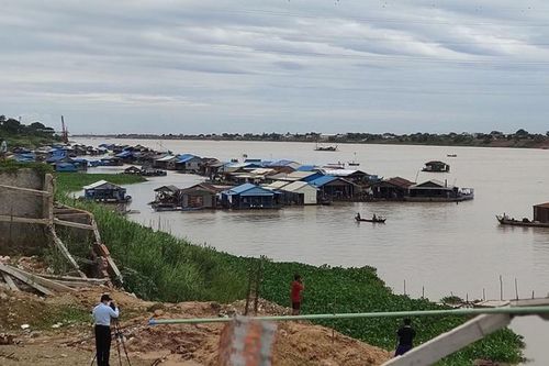 Người gốc Việt Nam chấp hành chủ trương di dời nhà bè trên sông ở Phnom Penh