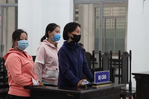 'No đòn' vì bị bắt quả tang cưỡi lên lưng chồng người