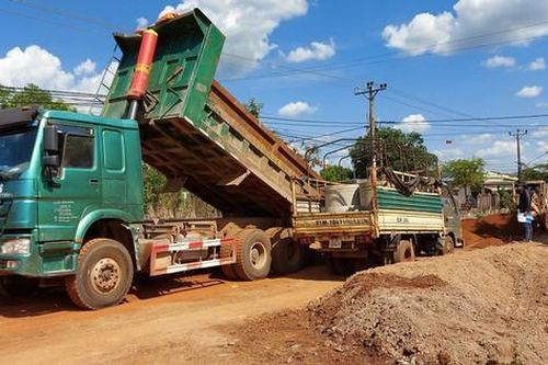 Xử phạt 146 triệu đồng đối với doanh nghiệp khai thác đất lậu để thi công đường