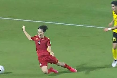 Cựu còi vàng V.League nói gì về pha bóng của Văn Toàn?