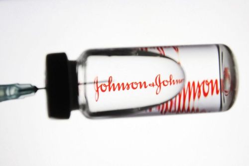 Vaccine Covid-19: Johnson & Johnson dính 'phốt' về chất lượng; sản phẩm của Moderna bị nghi ngờ liên quan chứng viêm tim