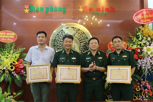 Người đại biểu của quân dân Thủ đô