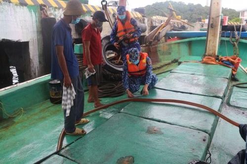 Cảnh sát biển bắt giữ tàu vận chuyển 40.000 lít dầu DO không rõ nguồn gốc