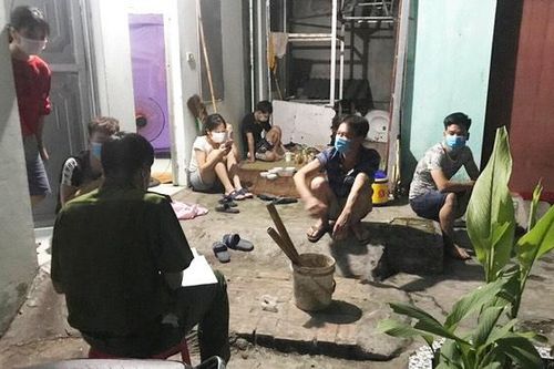 Bắc Giang: Xử phạt 7 người tụ tập uống bia, xem bóng đá, vi phạm quy định phòng chống dịch COVID-19