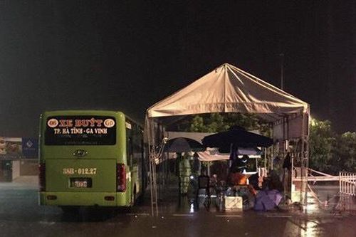 Dùng xe buýt làm điểm trú trực chốt kiểm soát dịch Covid-19 trong mưa lớn