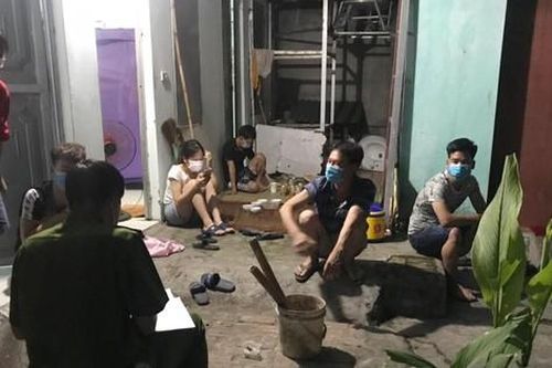 Chủ nhà 'vác bia' tụ tập cùng nhóm người ở trọ xem bóng đá tại Bắc Giang