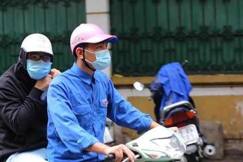 Nhiều thí sinh đi nhầm điểm thi được thanh niên tình nguyện hỗ trợ