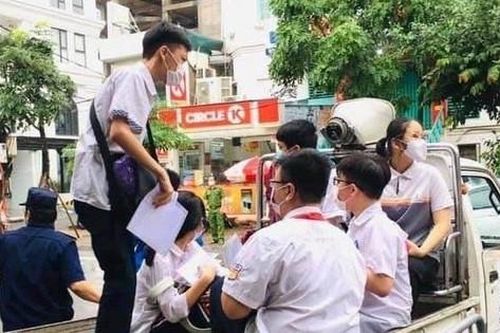 Nhầm điểm thi, 24 thí sinh được xe công vụ chở đi đúng giờ