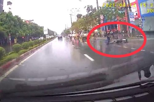 Xe ô tô đâm xe máy dưới trời mưa rồi bỏ chạy