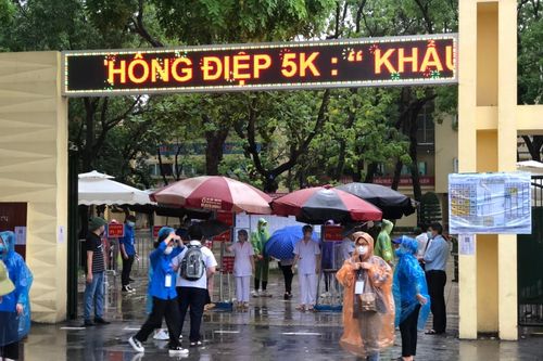 Thí sinh Hà Nội đội mưa tầm tã đến trường thi