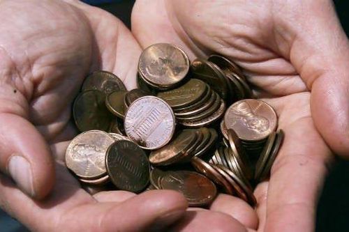 Người đàn ông đổ 80.000 đồng xu vào nhà vợ cũ