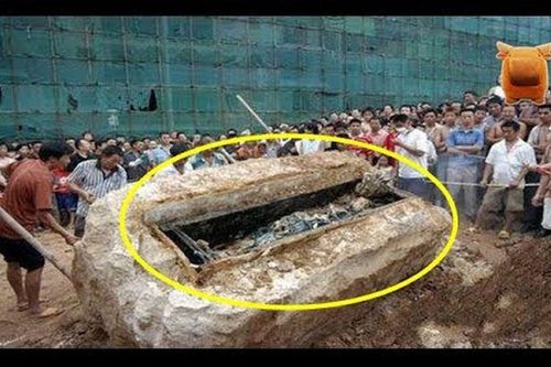 Công nhân xây dựng bất ngờ đào được cỗ quan tài, khi khiêng nó lên ai nấy đều thất kinh vì dòng chữ khắc trên đó