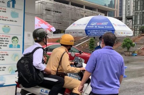 Hà Nội: Nam sinh đi thi vào lớp 10 bị nhầm địa điểm, CSGT cấp tốc dùng xe máy chở đến điểm thi cách 10km
