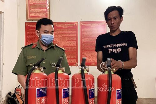 Bắt đối tượng trộm cắp bình cứu hỏa