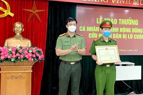 Chủ tịch UBND tỉnh tặng Bằng khen cho Phó trưởng Công an xã dũng cảm cứu người bị lũ cuốn