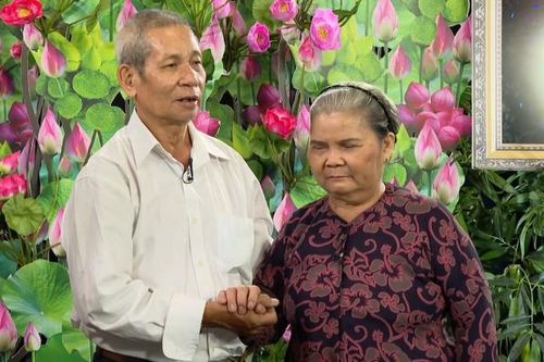 Xúc động chuyện tình hai cụ già bán bột chiên vỉa hè hơn 30 năm