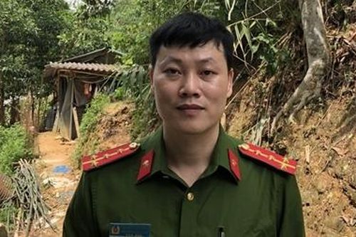 Phó trưởng Công an xã lao xuống dòng nước xiết cứu người