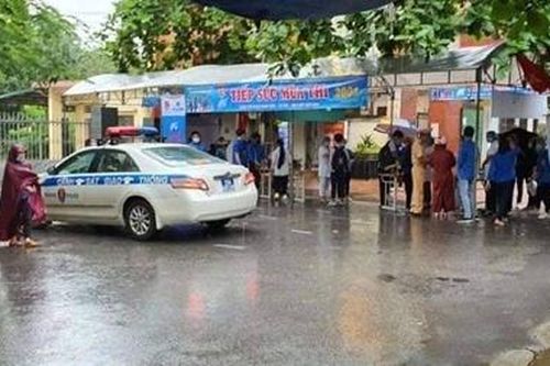 CSGT giúp 2 mẹ con thí sinh hỏng xe, nam sinh nhầm địa điểm thi đến thi đúng giờ