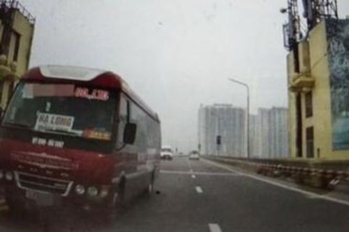 Xử phạt lái xe khách đi ngược chiều trên cầu Thăng Long