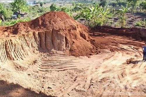 Khai thác 'trộm' hơn 1.100m3 đất làm đường, bị phạt 146 triệu đồng