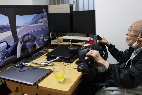 Cụ ông 93 tuổi mê chơi game đua xe online ở Nhật Bản