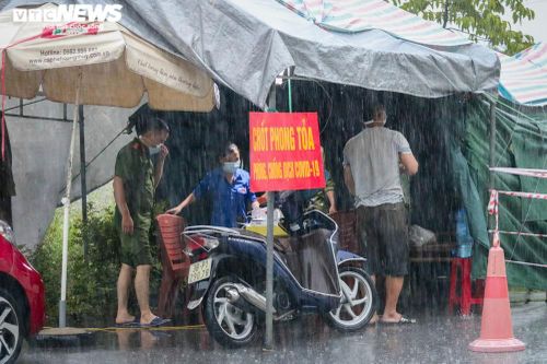 Cán bộ, chiến sĩ Hà Tĩnh dầm mưa tại 'lá chắn' chống dịch COVID-19