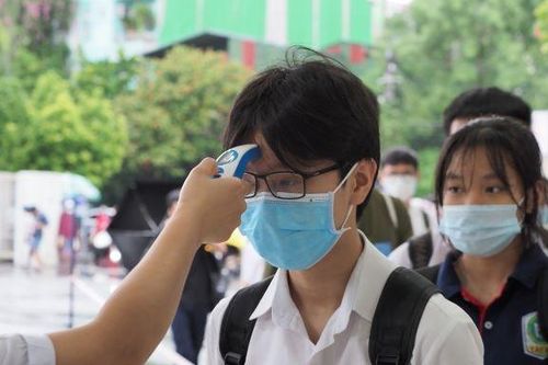 Thí sinh tới phòng thi vào lớp 10 an toàn trong thời tiết mưa mát