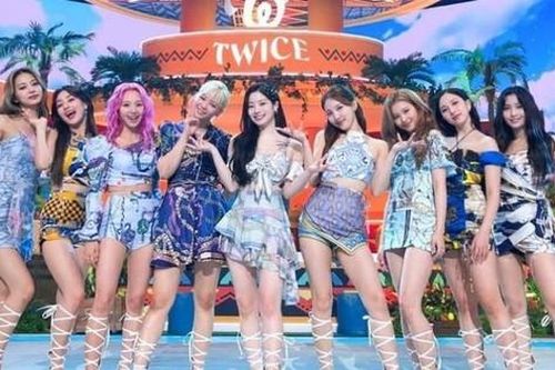 Stylist cắt xẻ khăn Hermès làm vải may đồ cho TWICE, netizen nghi ngờ dùng hàng superfake?