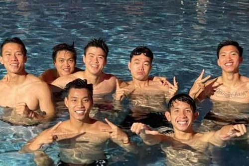 Cầu thủ đội tuyển Việt Nam khoe 'múi sầu riêng' ở bể bơi: Ai đang nóng xem ngay cho mát!