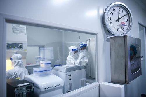 Phòng xét nghiệm Covid-19 đêm chưa bao giờ tắt đèn ở Bắc Ninh