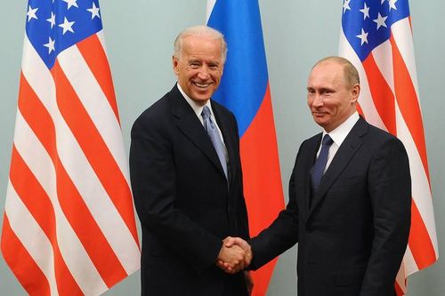 Bị ông Biden gọi là 'kẻ giết người', ông Putin bật cười
