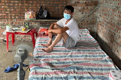 Người đàn ông cách ly bất đắc dĩ trong căn nhà xây dở