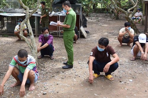 19 người đánh bạc bất chấp lệnh giãn cách xã hội