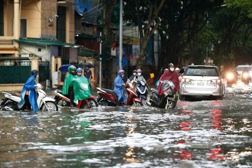 Bão số 2 đổ bộ Nam Định - Thái Bình, nhiều tuyến phố Hà Nội nguy cơ ngập úng