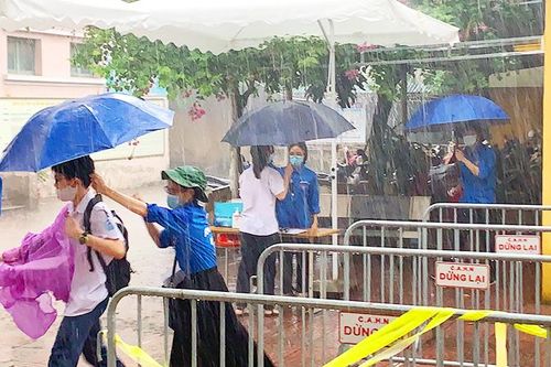 2.816 thí sinh quận Bắc Từ Liêm phấn khởi bước vào buổi thi cuối của kỳ thi vào lớp 10