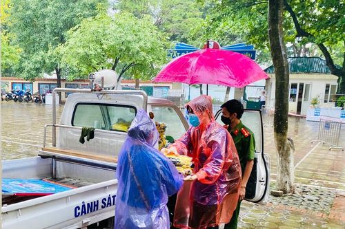 Chùm ảnh: Hỗ trợ quần áo cho thí sinh bị ướt, hình ảnh đẹp trong ngày mưa gió