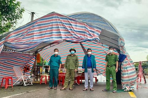 Dầm mình trong đêm mưa bão tạo 'lá chắn' ngăn ngừa Covid-19