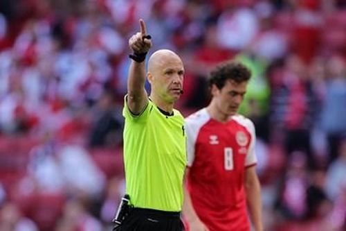 Vinh danh trọng tài kịp thời xử lý tình huống Eriksen ngã gục trên sân