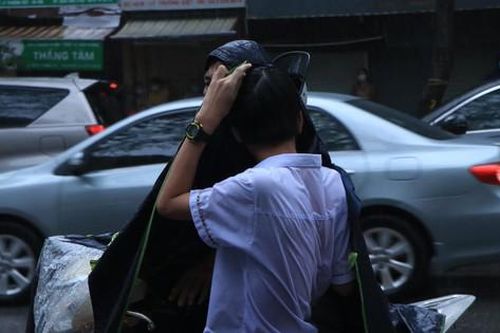 Xúc động hình ảnh các em học sinh ướt như 'chuột' đến trường thi