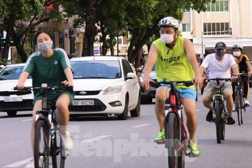 'Biển' người đổ ra tập thể dục chiều cuối tuần, hồ Gươm thành 'đường đua xe đạp'