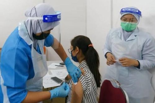 Malaysia đẩy mạnh tiêm chủng, Nga thử nghiệm vắc xin Covid-19 dạng xịt