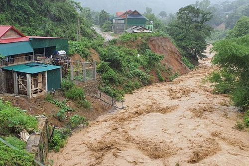 Kỳ Sơn: Mưa lớn làm sập nhiều nhà, chính quyền di tản dân tránh lũ