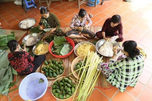Gói bánh tặng lực lượng kiểm soát phòng dịch nhân dịp Tết Đoan Ngọ