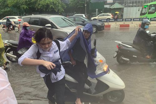 Đưa con đi thi trong cơn mưa tầm tã, có phụ huynh phải nhường dép cho con