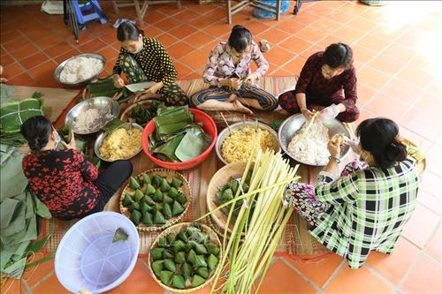 Gói bánh tặng các lực lượng ở chốt kiểm soát phòng, chống dịch