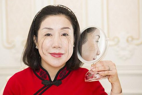 Người phụ nữ có lông mi dài nhất thế giới tự phá kỷ lục bản thân