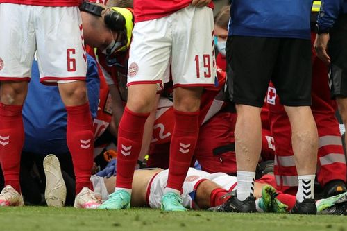 Khoảnh khắc Christian Eriksen đột quỵ trên sân khiến đồng đội, cổ động viên bật khóc