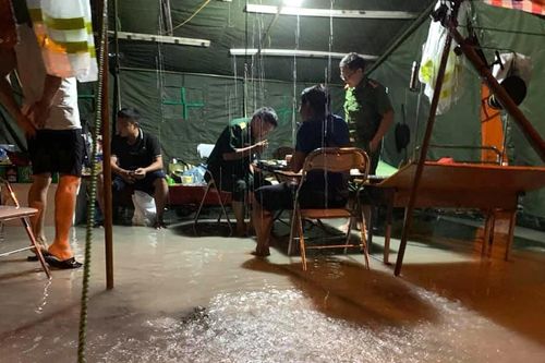 Xúc động hình ảnh lực lượng gác chốt chống dịch ở Hà Tĩnh lội nước ăn cơm tại lán dã chiến dựng tạm