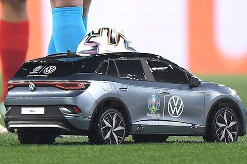 Trái bóng khởi động Euro 2020 được mang tới trên một chiếc xe đặc biệt gây tò mò